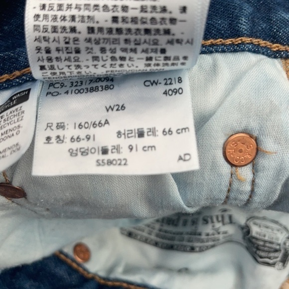 Levi's 501 distressed jean short - Picture 4 of 8